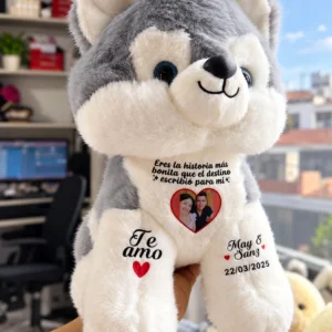 Lobito gris y blanco de expresión sonriente.