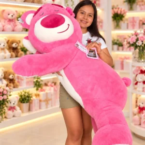 Lotso gigante rosado con vientre claro y expresión sonriente.