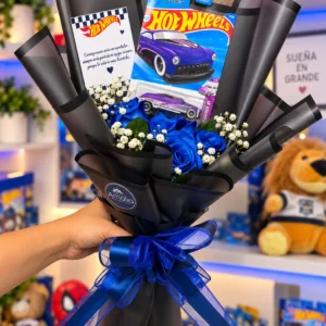 Aceleras mi Corazón: Carrito Hot Wheels entre rosas azules y pequeñas flores blancas.
