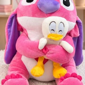 Peluche Ángela rosada abrazando un patito blanco.