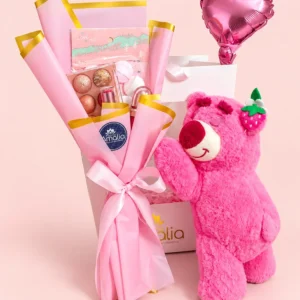 Bello Encanto: Lotso de pie junto a un ramo con paleta de maquillaje, aplicadores y cosméticos.