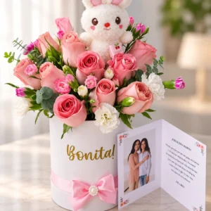 Box blanco con rosas rosadas y conejo de peluche.