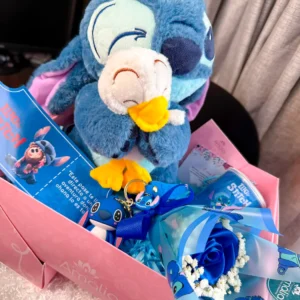 Caja rosa Amalia con Stitch y patito, rosa azul, llavero y Pringles.