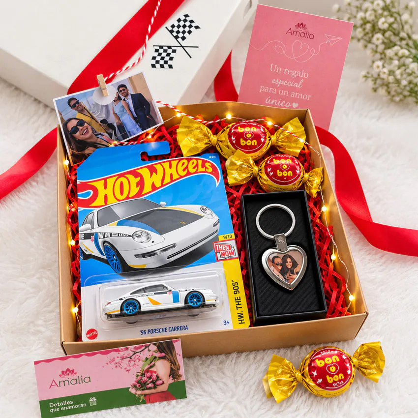 Box Hot Wheels con llavero personalizado con foto, chocolates Bon o Bon y detalles románticos de Florería Amalia