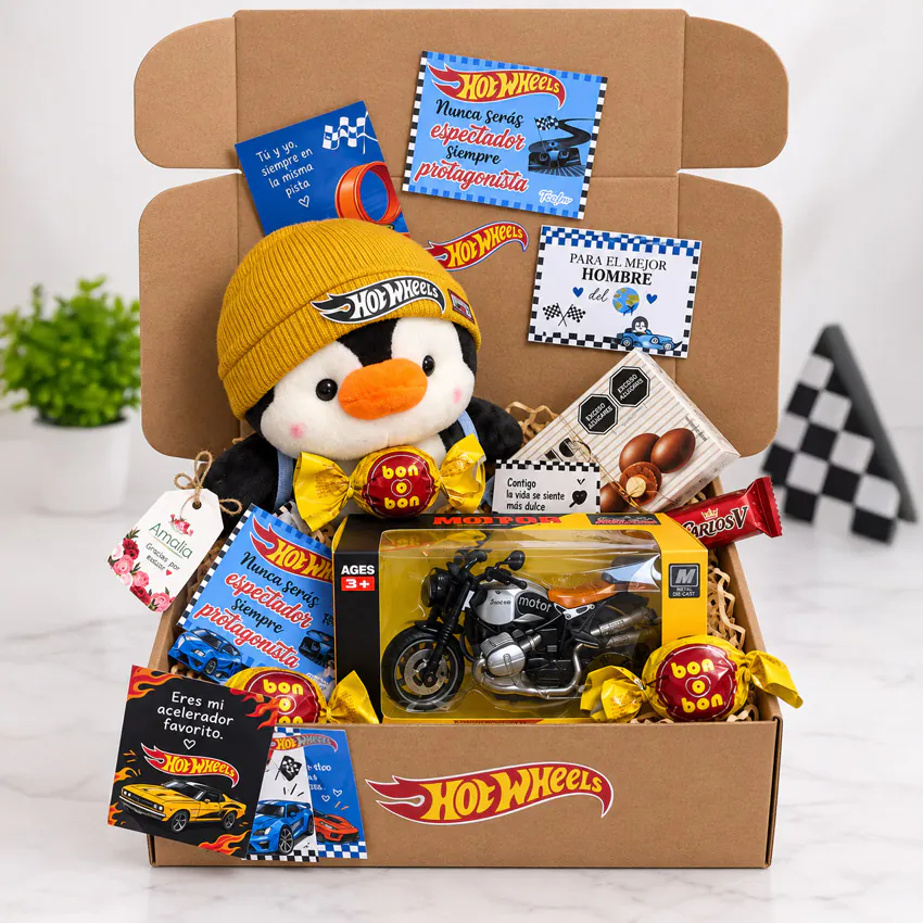 Box Hot Wheels con peluche pingüino, moto de juguete, chocolates y mensajes para novio de Florería Amalia