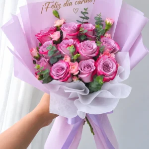 Brisa Lila: Rosas rosadas y lilas con flores de acompañamiento y follaje.