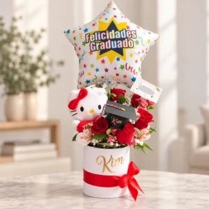 Hello Kitty, rosas rojas, flores de complemento, birrete decorativo, globo estrella y tarjeta. Caja con nombre y lazo rojo.