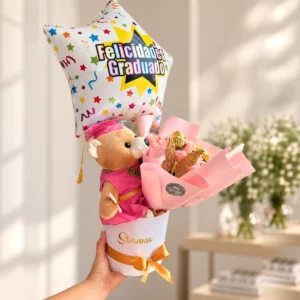 Osita graduada rosa, ramito de rosas con chocolates y mariposa, globo estrella y caja redonda personalizada con lazo dorado.