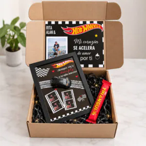 Caja Hot Wheels con cuadro personalizado con fotos, auto coleccionable y chocolate de Florería Amalia
