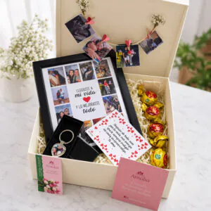Caja regalo personalizada con fotos, llavero, chocolates y dedicatoria para novio de Florería Amalia