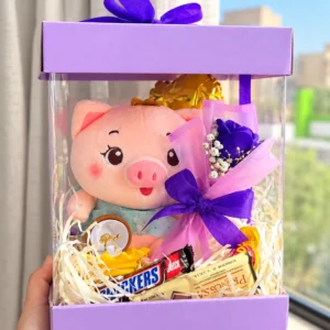 Cerdito Cariñoso: Peluche de cerdito, ramito con rosa morada, chocolates Snickers y Princesa, llavero y globo pequeño.