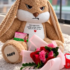 Conejo marrón con mini ramo de rosas, 45 cm.