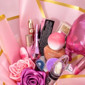 Corazón de Diva: Paleta de maquillaje, rubor líquido, esponja y cosméticos variados.