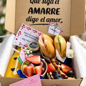 Caja Amarre con sándwiches, waffles y fruta.