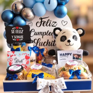 Bandeja con panda y arco de globos azules.