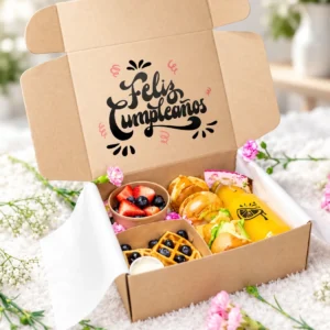 Caja de cumpleaños con sándwiches, waffles y frutas.