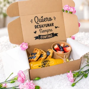 Caja con waffles, frutas y bebida.