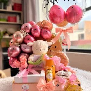 Bandeja con peluche, rosas, arco de globos y globo burbuja.