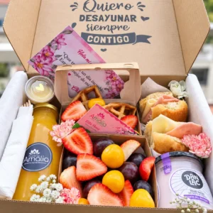 Caja con sándwiches, waffles, frutas y yogurt.
