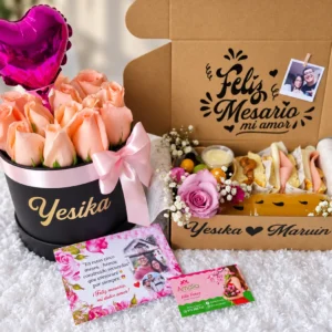 Caja de desayuno junto a box de rosas y globo corazón.