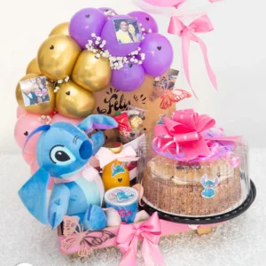 Bandeja de desayuno con Stitch, torta, bebida, globos, fotos y flores blancas.