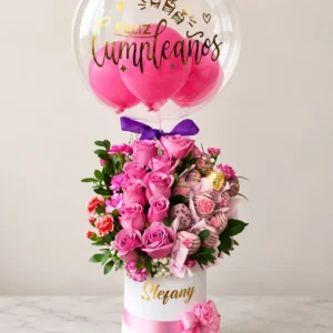 Dulce Celebración: Rosas rosadas, flores de acompañamiento y fresas cubiertas de chocolate en box.