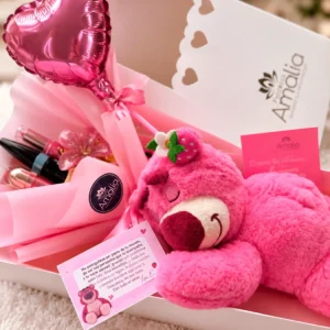 Caja de regalo con Lotso, ramo de maquillaje, globo corazón y tarjeta.