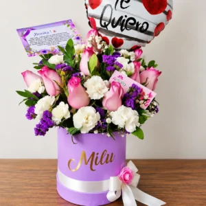 Dulce Mensaje: Rosas bicolor, flores blancas y violetas, y follaje en box lila.