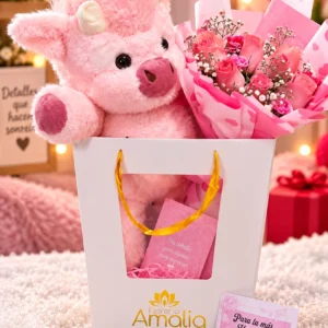 Vaquita rosada con ramo de rosas rosadas en bolsa Amalia.