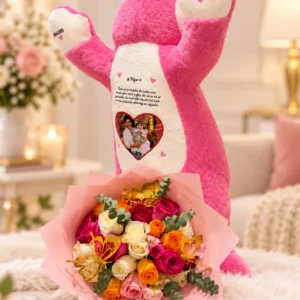 Lotso personalizado junto a ramo de rosas de varios colores y mariposas.