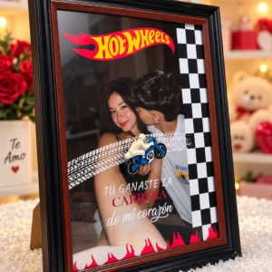 Ganaste mi Corazón: Cuadro con fotografía, mensaje romántico y moto imantada.