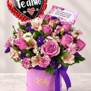Jardín Romántico: Rosas lilas, alstroemerias y flores rosadas y violetas, con follaje en box.