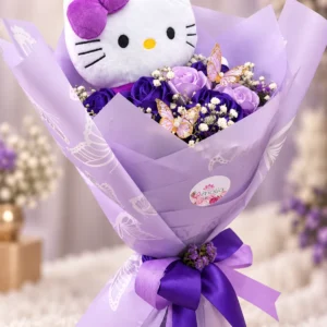 Kitty Lavanda: Hello Kitty con lazo morado entre rosas lilas y violetas, flores blancas y mariposas decorativas.