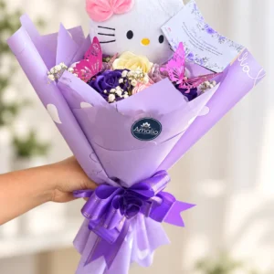 Kitty Primavera: Hello Kitty con lazo rosa, acompañada de flores en tonos crema, rosa y violeta.