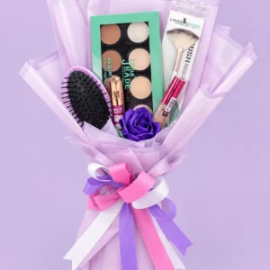 Lavanda Chic: Paleta de tonos neutros, brocha abanico, cepillo para cabello y cosméticos.