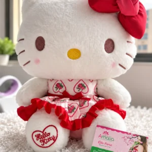 Hello Kitty con lazo rojo y vestido de flores y corazones.