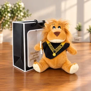 Leoncito con birrete, estola de graduación y medalla dorada. Incluye bolsa de regalo con ventana.
