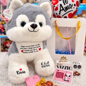 Lobito gris y blanco con chocolates y globo corazón en bolsa con ventana.