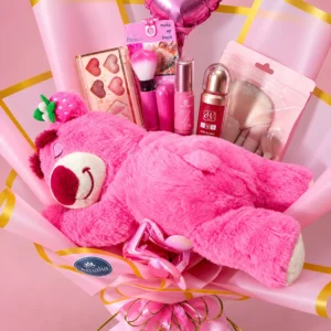 Lotso Coqueto: Lotso recostado entre una paleta de maquillaje, brochas, cosméticos y un accesorio floral.