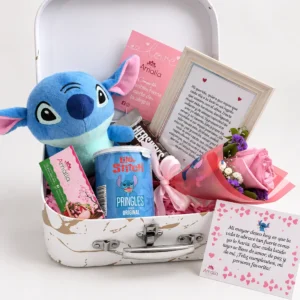 Maletín blanco con Stitch, cuadro con mensaje, ramito, chocolates y envase temático.