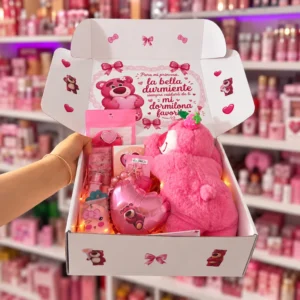 Lotso Bella Durmiente: caja ilustrada con Lotso recostado, cosméticos y globo rosa en forma de corazón.