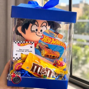 Mi Héroe Favorito: Goku personalizado, carrito Hot Wheels, M&M’s y bombones.
