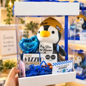 Mi Pingüino Favorito: Pingüino personalizado con gorrito, Vizzio, globo corazón y tarjeta.