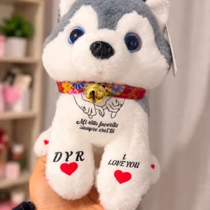 Lobito gris y blanco de ojos azules.