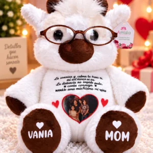 Vaquita blanca con lentes y detalles marrones.