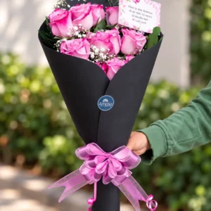 Musa Violeta: Rosas en tonos rosa y lila, pequeñas flores blancas y follaje.
