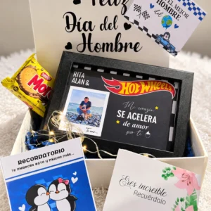 Nuestro Mejor Recuerdo: Cuadro con foto y frase, galletas Morochas, luces y tarjetas.