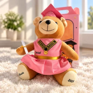 Osita con traje y birrete rosa, diploma y medalla dorada. Presentación en caja de regalo.