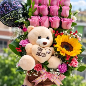 Osito Alegría: Osito con corazón, rosas rosadas, un girasol y flores pequeñas con follaje.