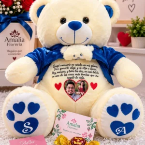 Oso crema con camiseta azul y corazones azules, 45 cm.